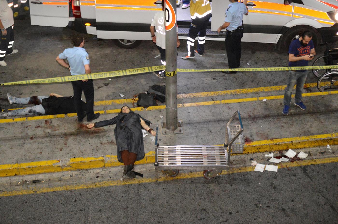 Istanbul, spari ed esplosioni all'aeroporto Ataturk: 10 morti