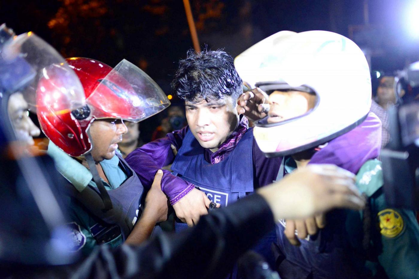 Bangladesh, commando assalta bar di Dacca e prende ostaggi