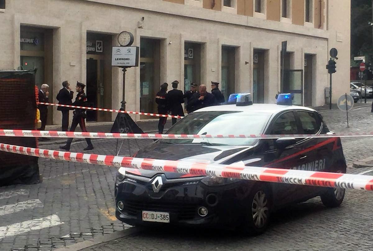Allarme bomba in banca vicino San Pietro, evacuata