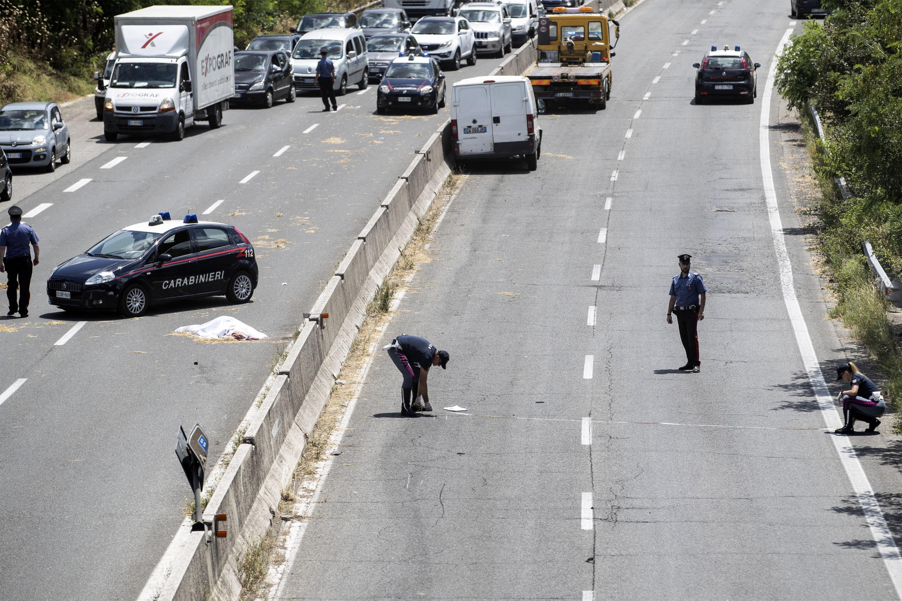 Donna si lancia da cavalcavia a Roma, morta