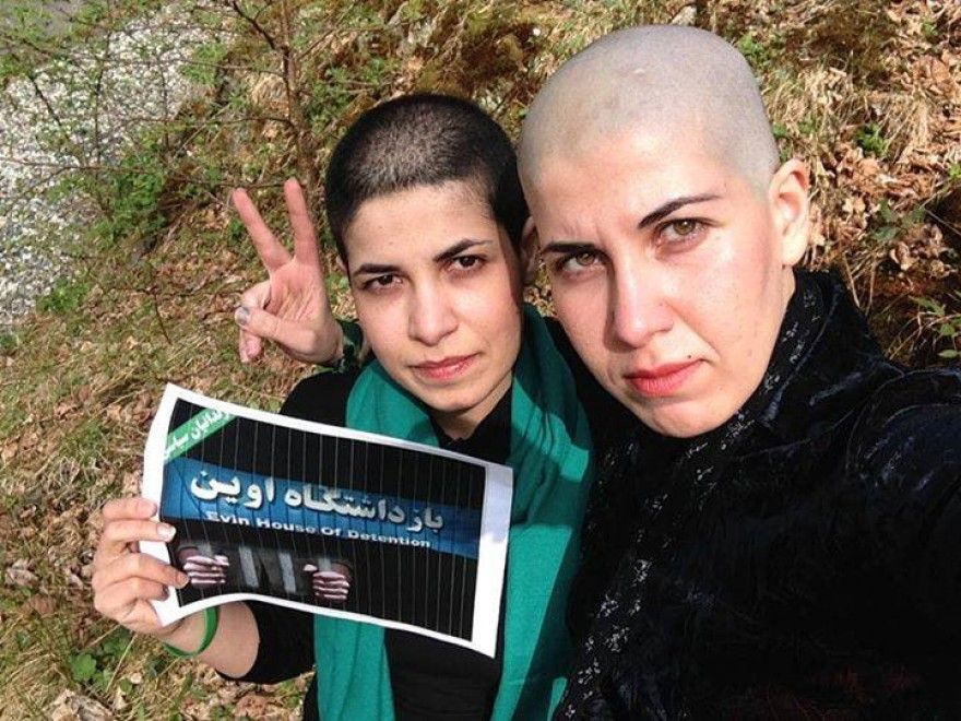 Iran, capelli a zero per protesta contro il regime: “Basta massacri in carcere”