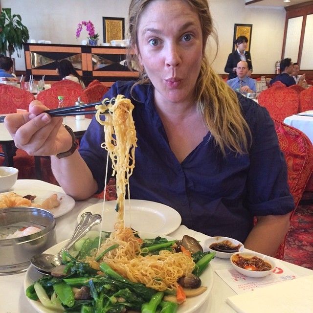 Drew Barrymore mangia spaghetti al ristorante cinese