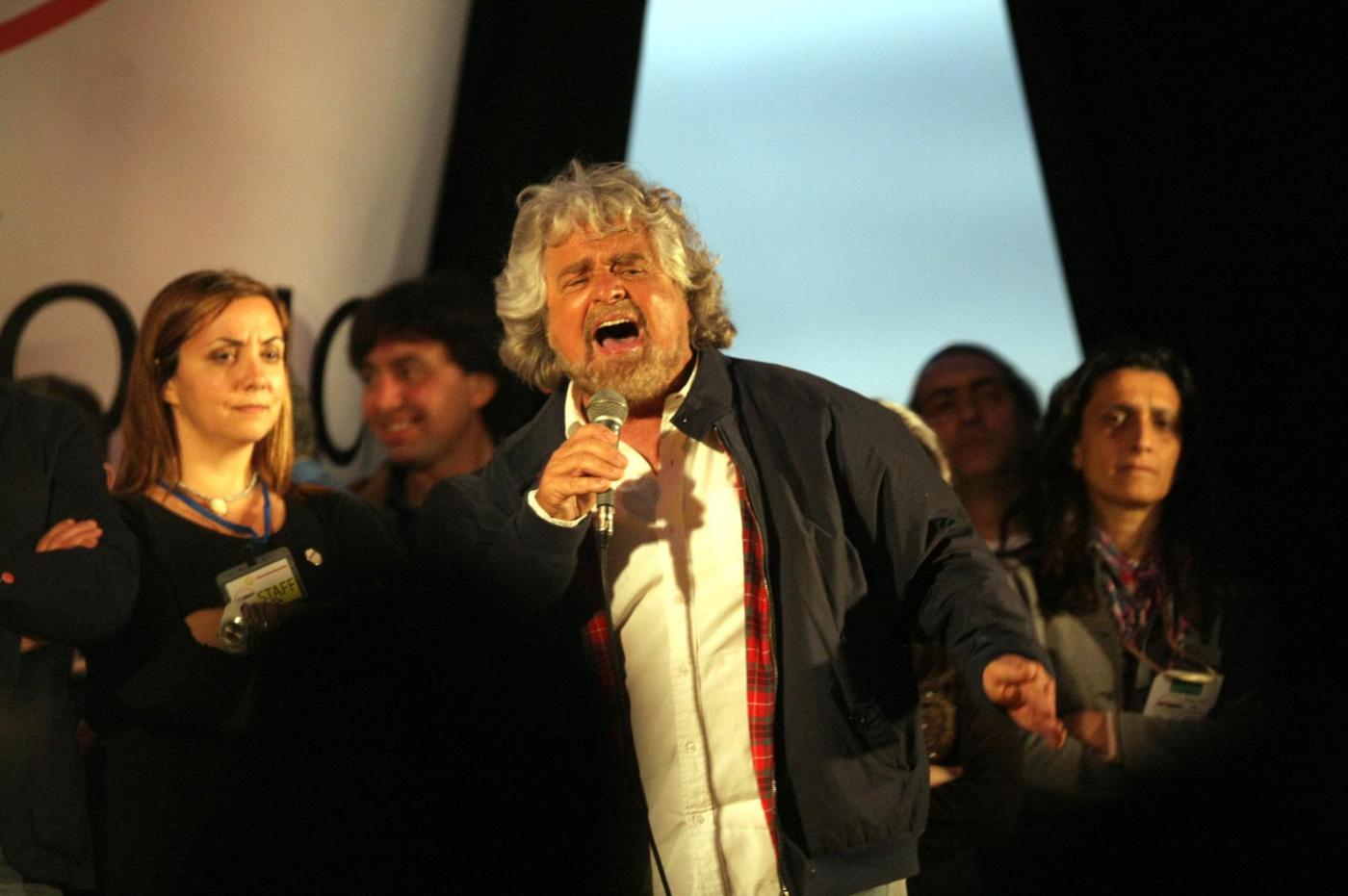 Movimento 5 Stelle perde consensi e voti, ma Grillo grida alla teoria del complotto: la verità sui brogli elettorali