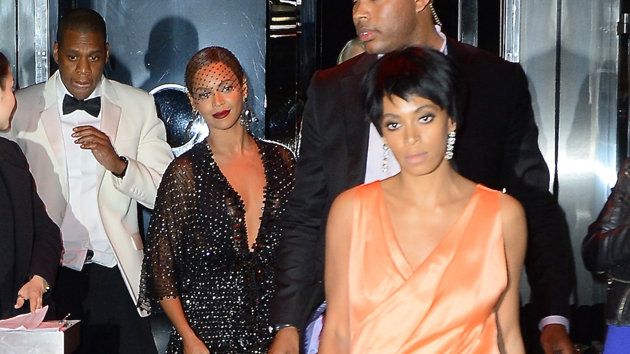 Solange contro Jay-Z: la sorella di Beyoncé Knowles attacca il cognato in ascensore