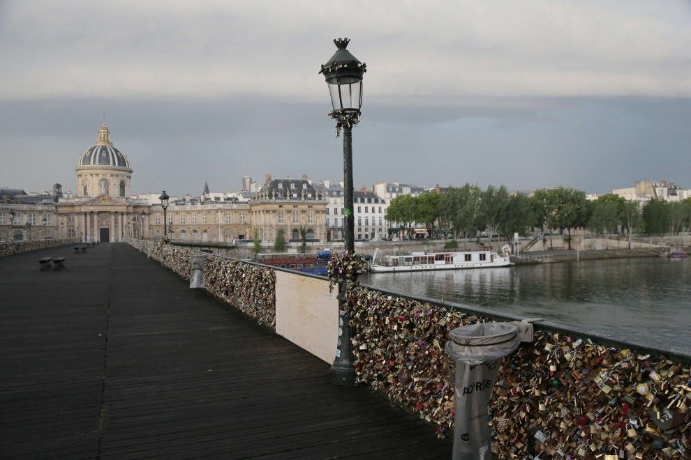 Crollo al Pont des Arts a Parigi: i lucchetti dell’amore fanno cedere due griglie