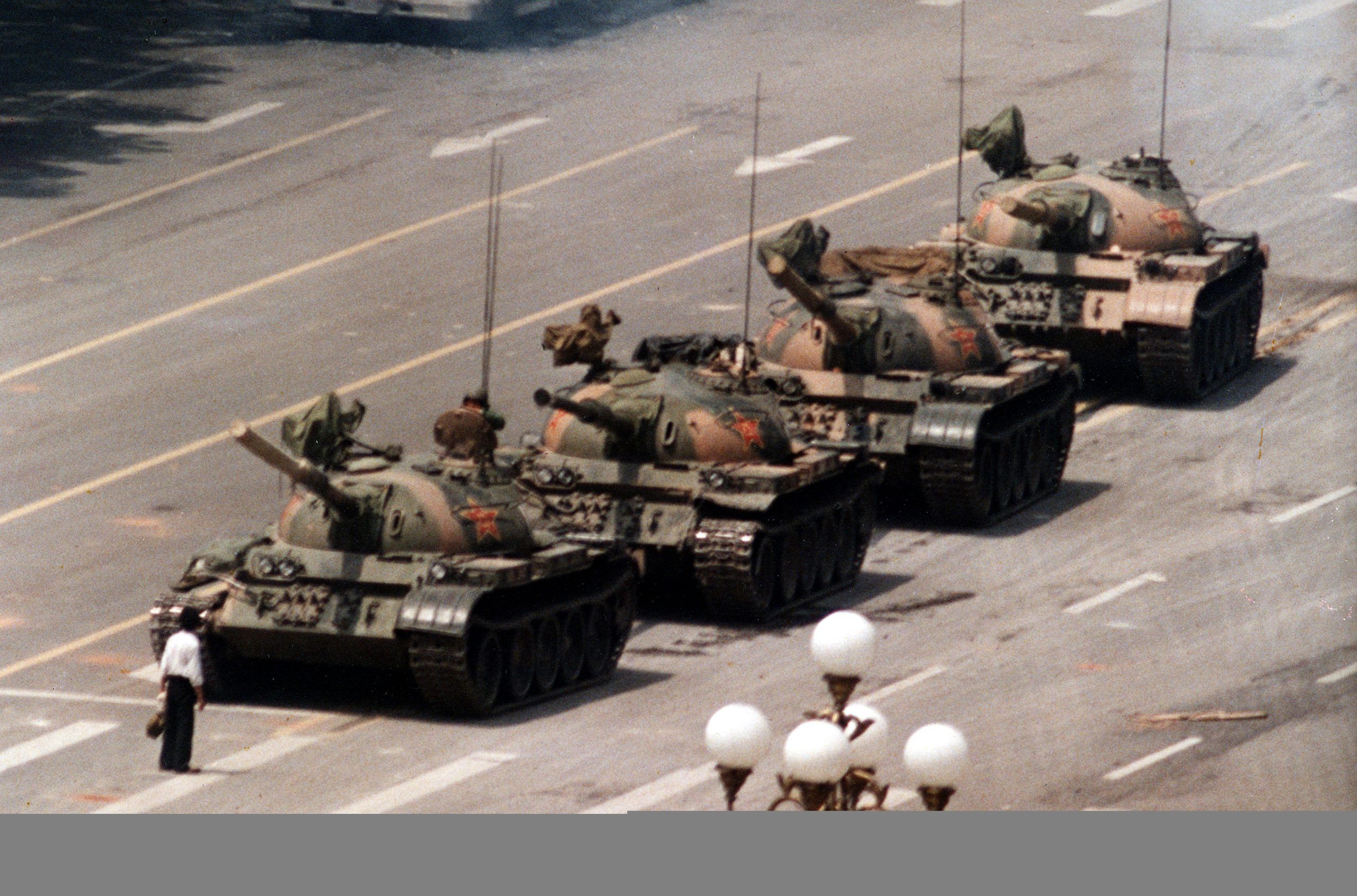 Piazza Tienanmen, venticinque anni fa uno studente fermò i carri armati