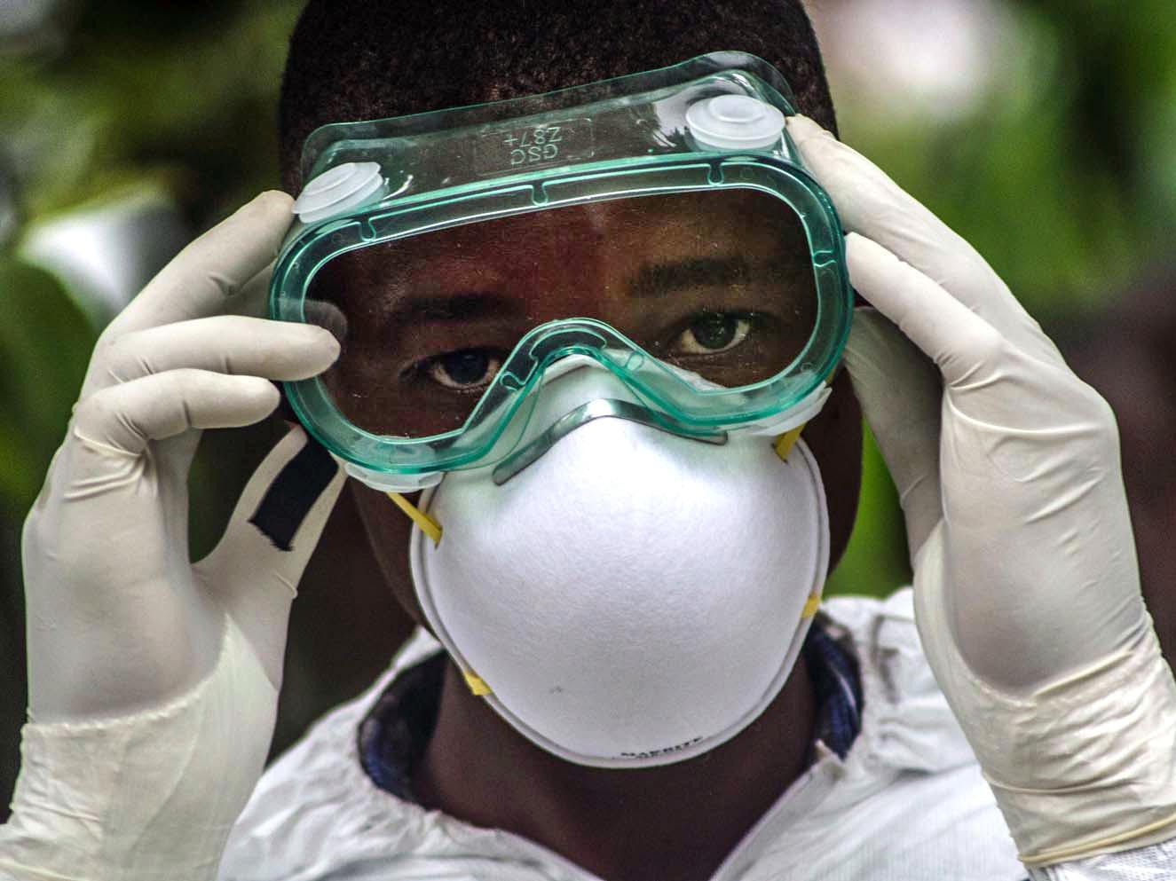 Ebola: contagiato il medico eroe che lotta contro il virus