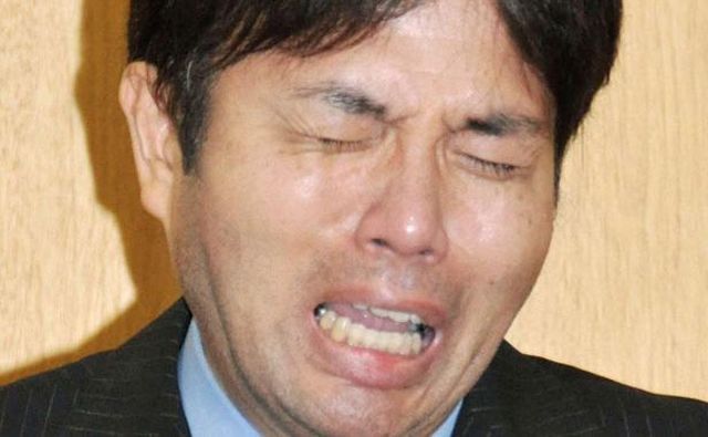 Il politico giapponese piange e si scusa in tv