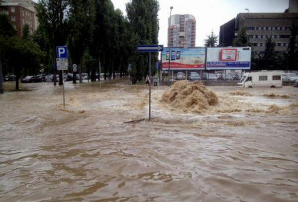 Esondazione Seveso oggi a Milano: aperta voragine di 12 metri