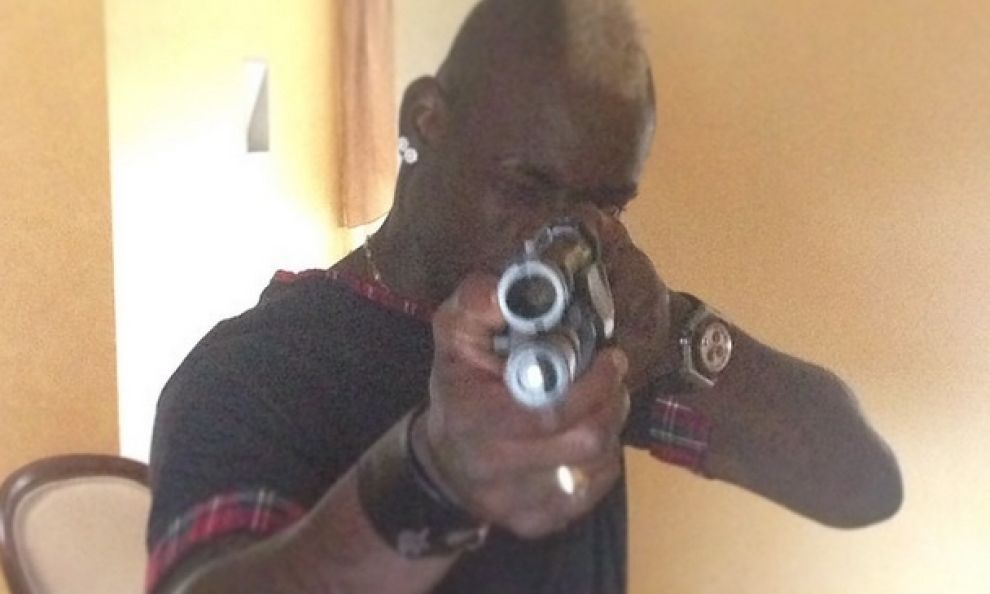 Mario Balotelli, Instagram: la foto col fucile fa polemica