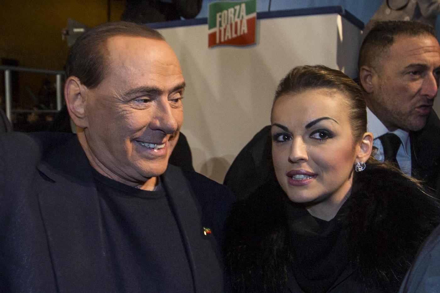 Silvio Berlusconi e Francesca Pascale sono in crisi? Lei rifiuta il braccio