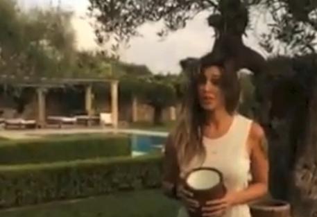 Ice Bucket Challenge virali tra i vip italiani: Belen Rodriguez sfida Marcuzzi, Fedez e Canalis