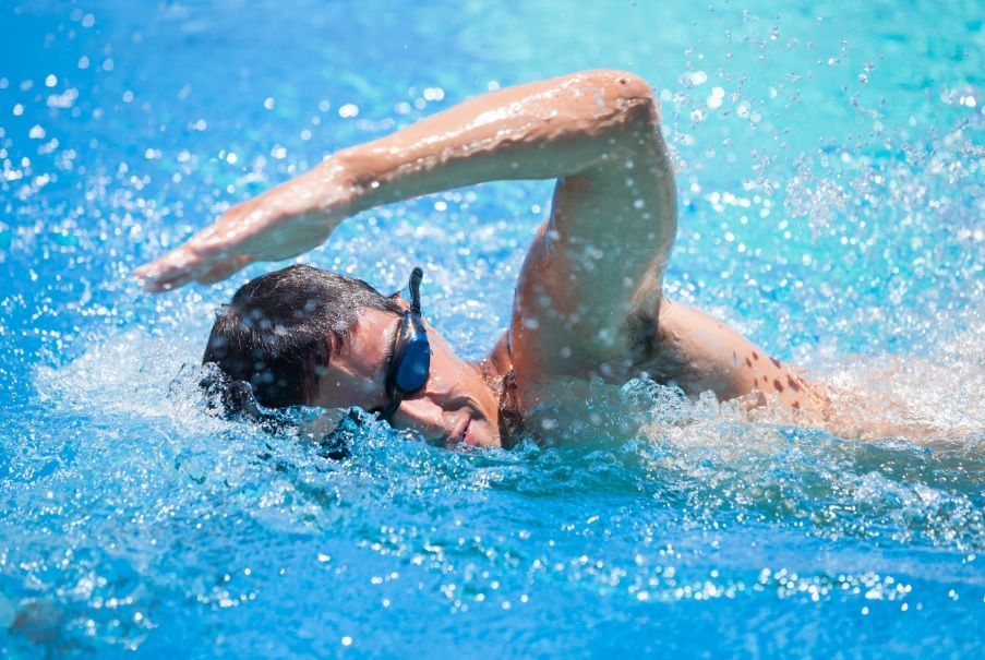 Nuotare fa dimagrire? Gli esercizi per perdere peso