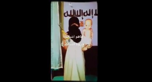 Bambini terroristi per l’Isis: i jihadisti sgozzano già a 10 anni