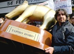 Valerio Staffelli contro il Fatto Quotidiano: a chi va il tapiro?