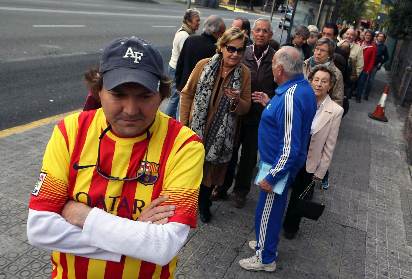 Spagna, la Catalogna vota il referendum sull’indipendenza sfidando Madrid