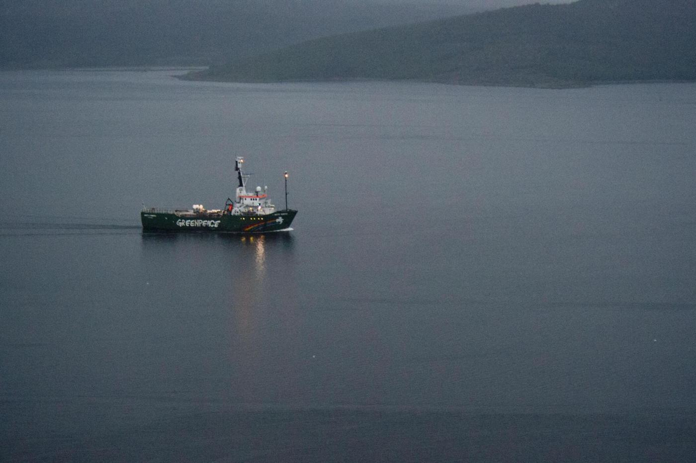 Greenpeace occupa una piattaforma petrolifera nel Canale di Sicilia