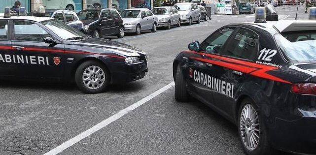 Firenze, per sfuggire ai carabinieri gli lancia la figlia di due anni