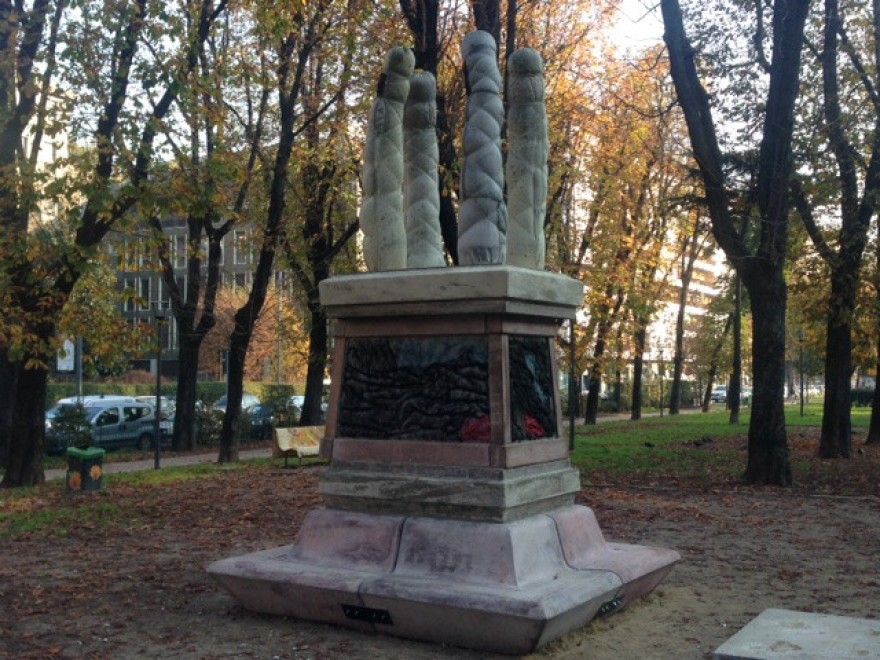 Milano, la scultura scandalo di Gavin Kenyon non verrà rimossa