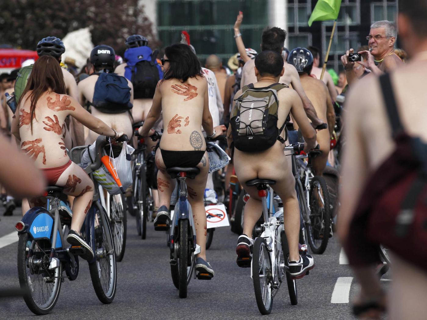 Nuova Zelanda: ciclista nudo e ubriaco multato perchè senza casco