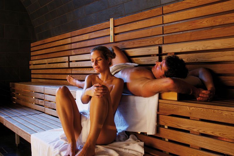 Austria: arruolati poliziotti nudi per fermare le oscenità in sauna