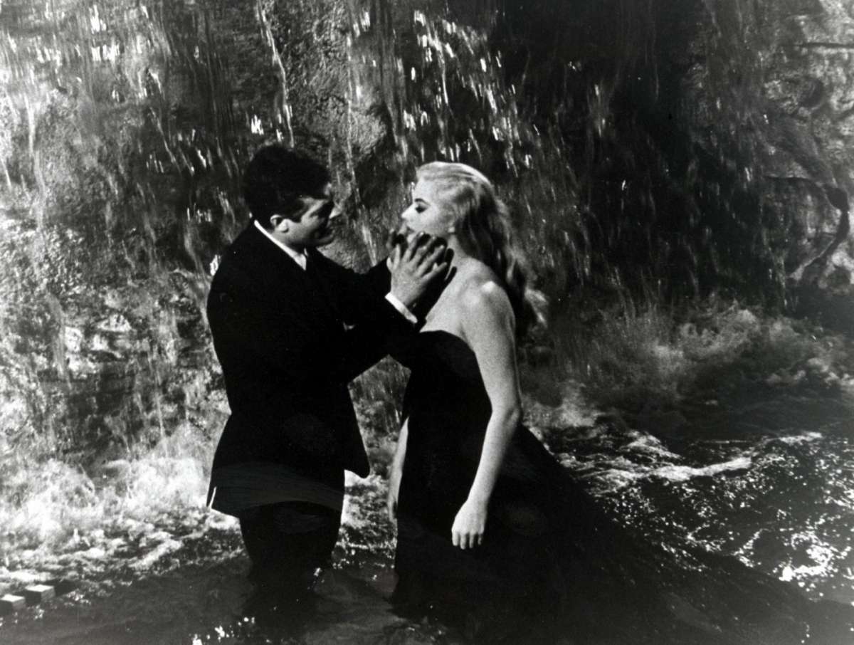 Anita Ekberg e Federico Fellini ne La dolce vita