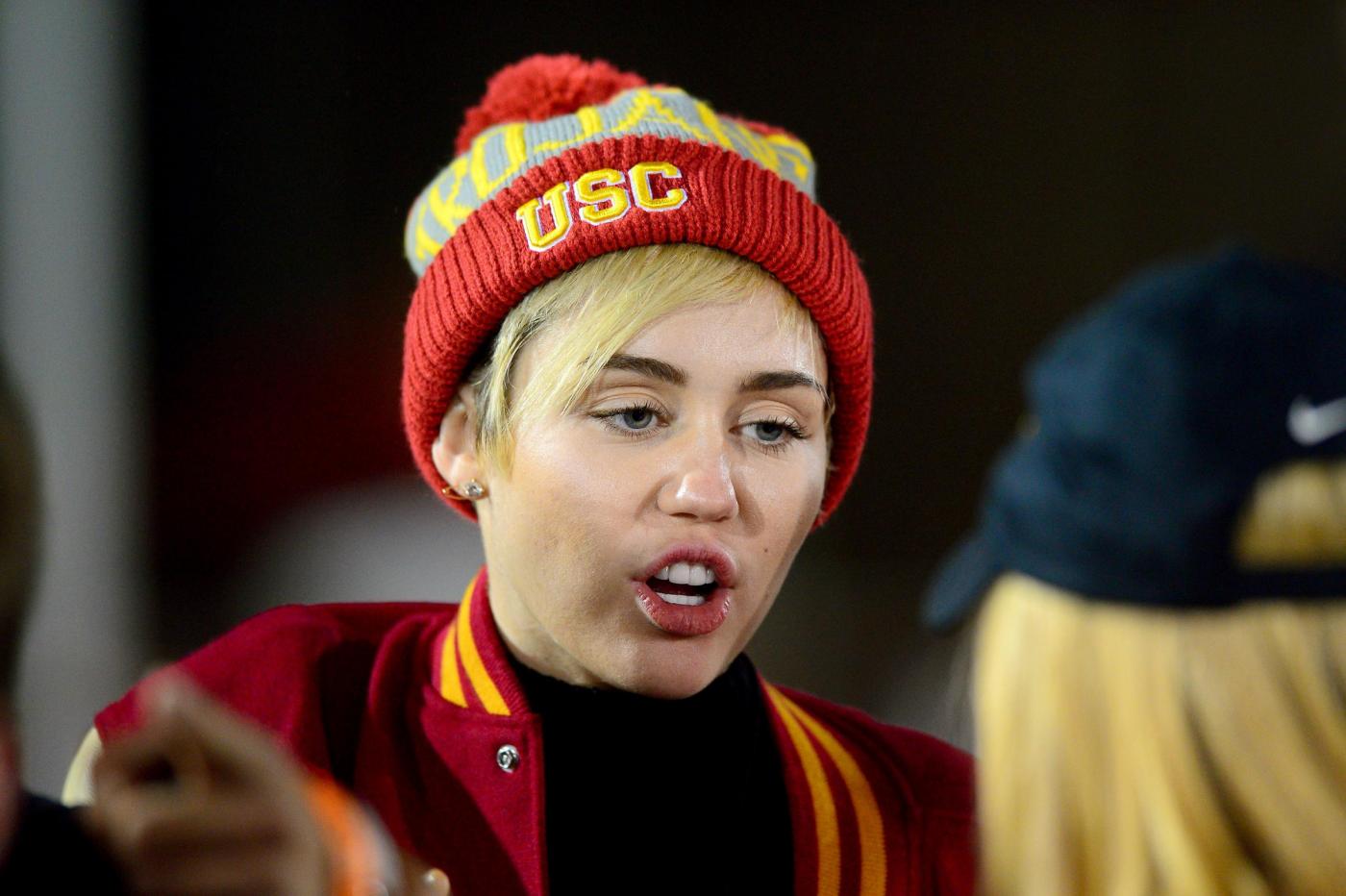 Miley Cyrus: foto shock con polverina bianca sul tavolo