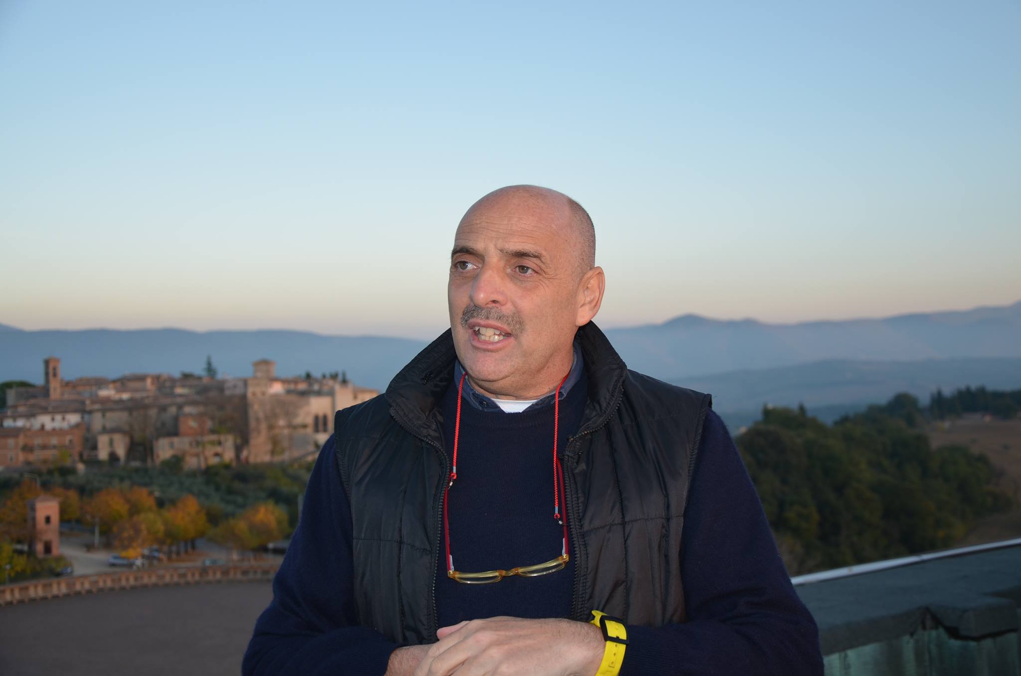 Paolo Brosio vittima di Scherzi a Parte: lacrime del giornalista per la finta telefonata del Papa
