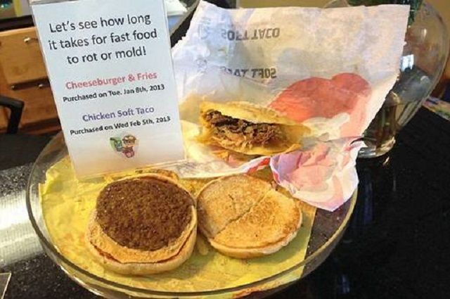 Il panino cheeseburger di McDonald’s lasciato due anni all’aria aperta: ecco il risultato