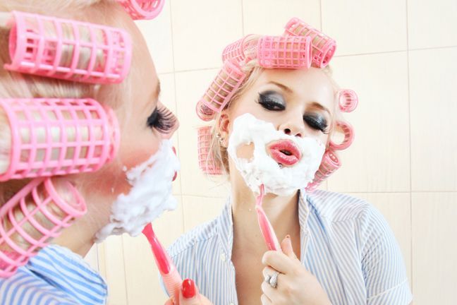 ‘Donne, fate la barba! Fa bene alla pelle e previene le rughe’: i dubbi dei dermatologi