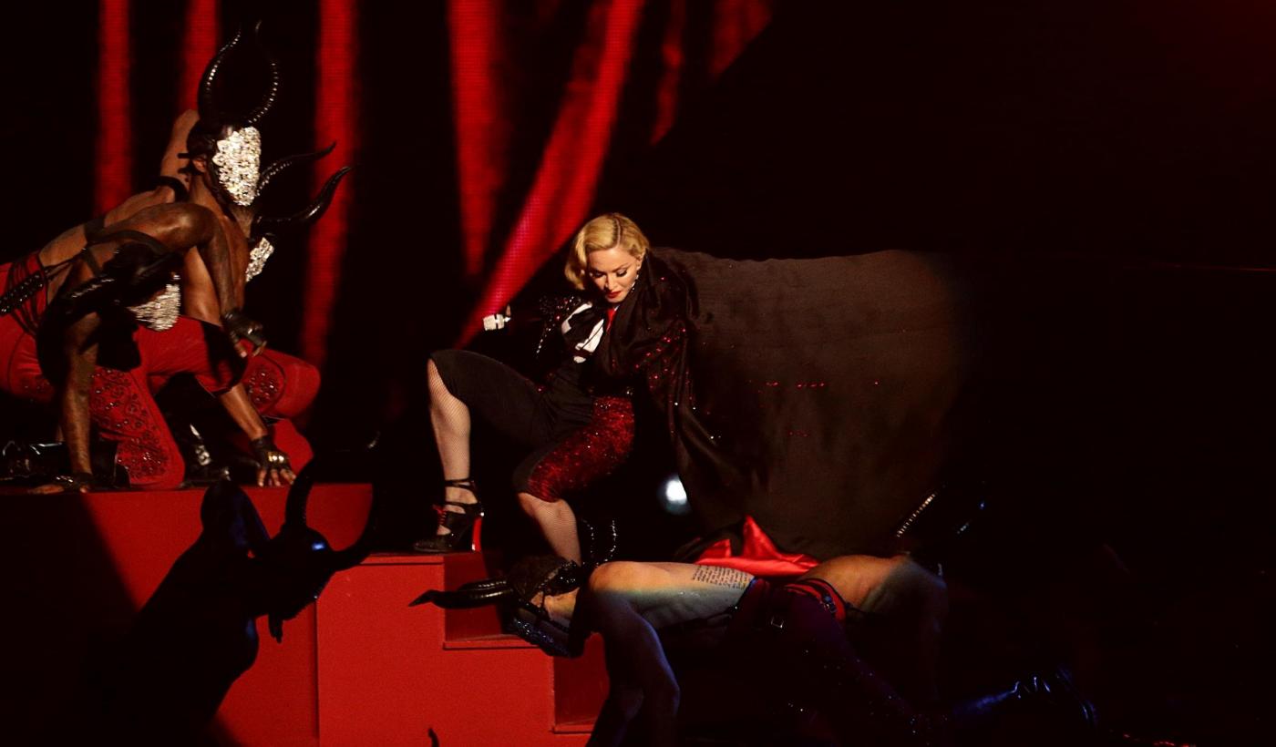 Madonna cade ai Brit Awards 2015