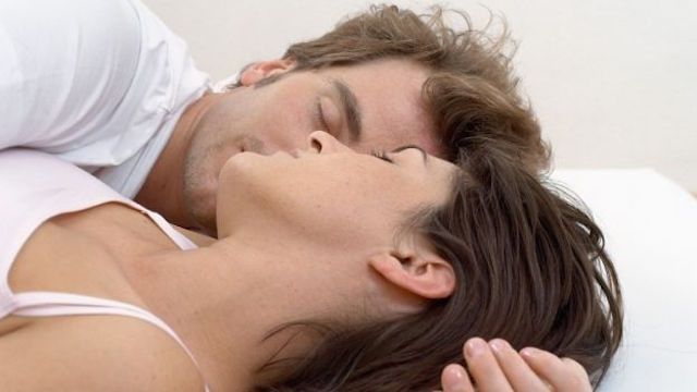 7 motivi per cui il tuo partner non ti fa dormire bene