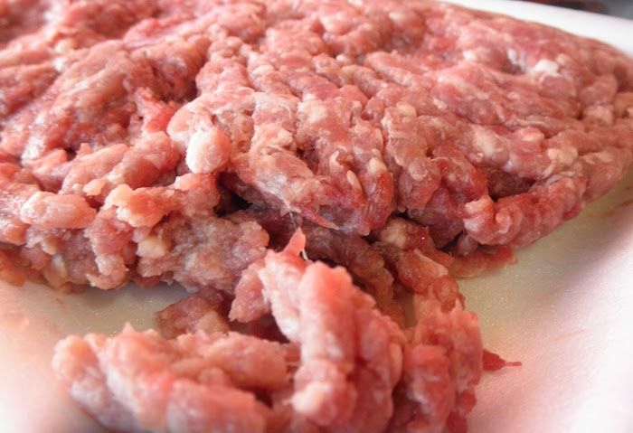 Plastica nella carne macinata: ritirati alcuni lotti nei supermercati Eurospin