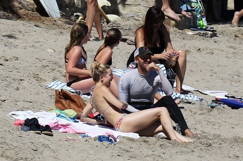 Kate Hudson e Chris Martin stanno insieme? La coppia in spiaggia insieme ai figli