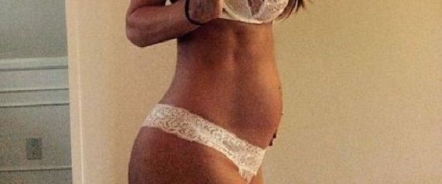 Sarah Stage, la modella incinta di otto mesi che scatena i commenti sul web