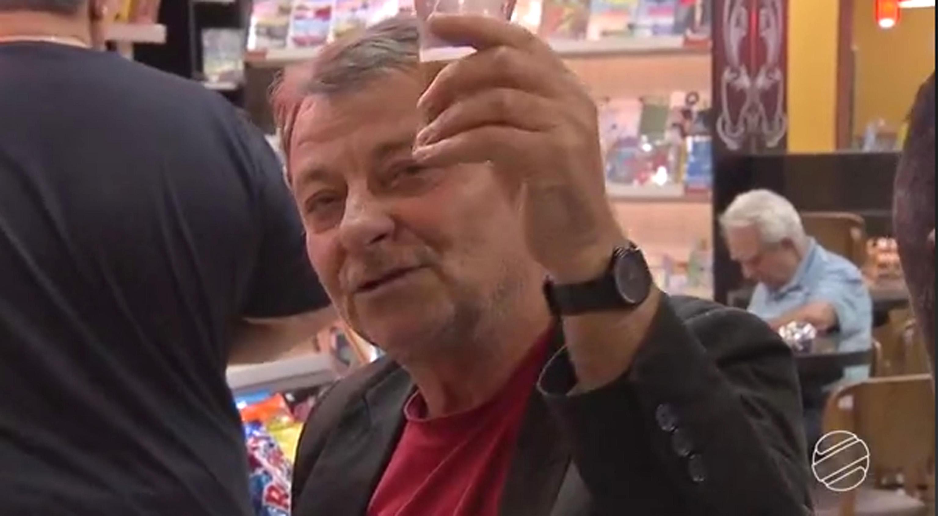 >>>/ BATTISTI LASCIA IL CARCERE E IN AEROPORTO BRINDA CON LA BIRRA