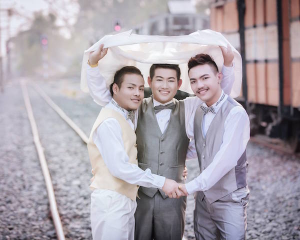 Triplo matrimonio gay in Thailandia: le foto fanno il giro del mondo