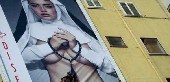 Napoli: suora senza veli sui cartelloni della pubblicità