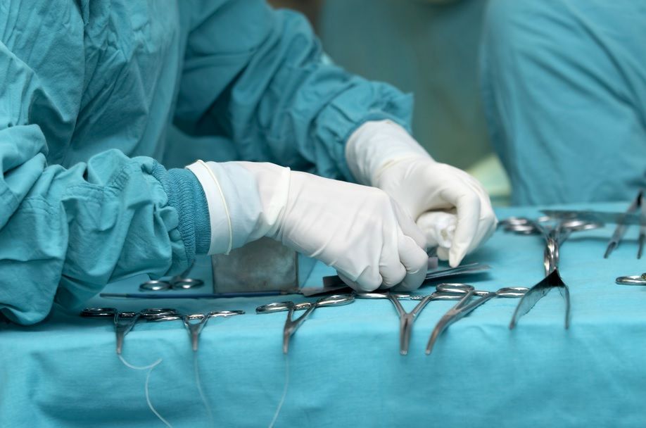 Chirurgo plastico lavorava in ospedale da 30 anni ma era abusivo