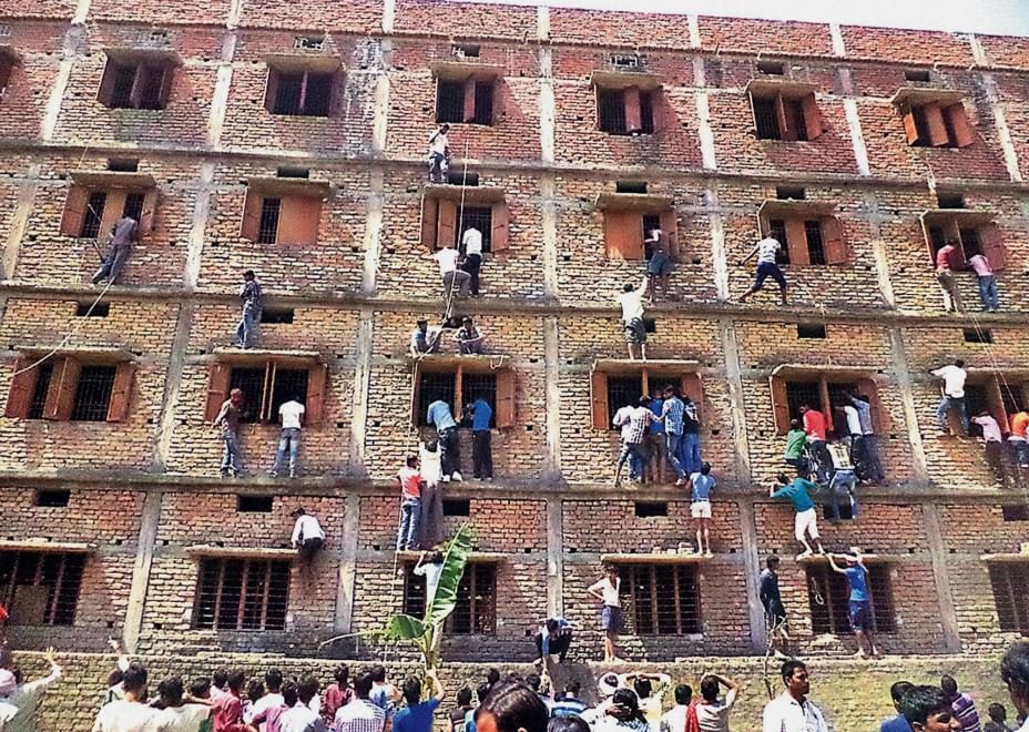 India, genitori degli studenti sui muri per suggerire durante l’esame