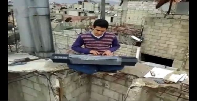 L’Isis ha distrutto il suo strumento, ma il pianista di Yarmouk continua a suonare sui tetti