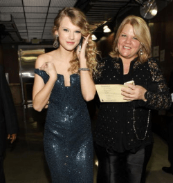 Taylor Swift: ‘Mia mamma Andrea ha un cancro’, l’annuncio choc della cantante