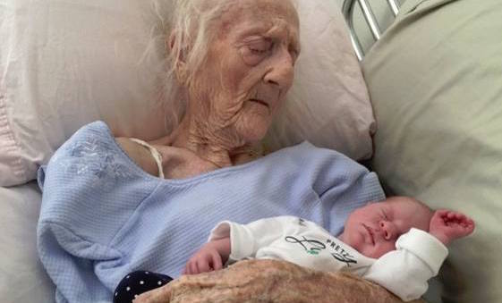 La foto virale della trisnonna centenaria con la nipotina