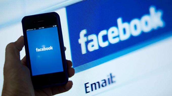Multe per gli insulti su Facebook: il giudice impone il risarcimento per la diffamazione online