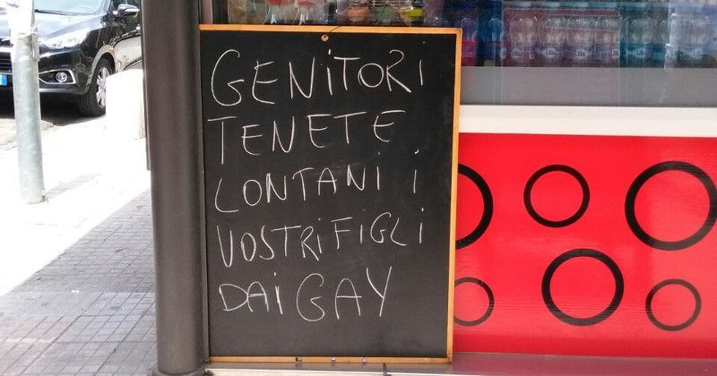 Commerciante espone un cartello contro i gay, poi si scusa