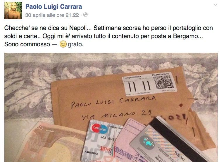 Perde il portafoglio a Napoli, glielo spediscono a casa e posta la foto su Facebook: “Sono commosso”