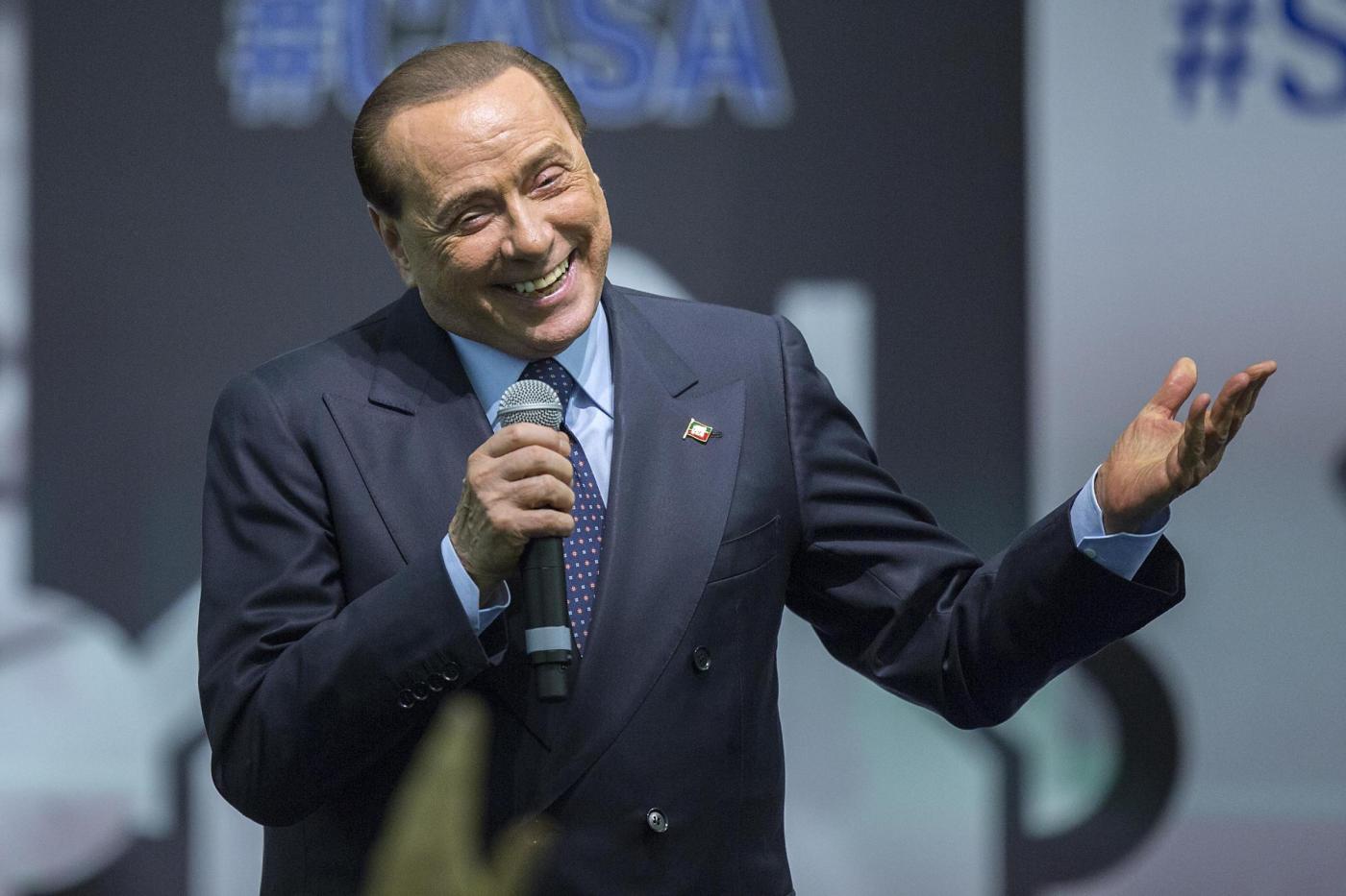 Berlusconi fa una foto e ‘mette le corna’ in testa a un ragazzino