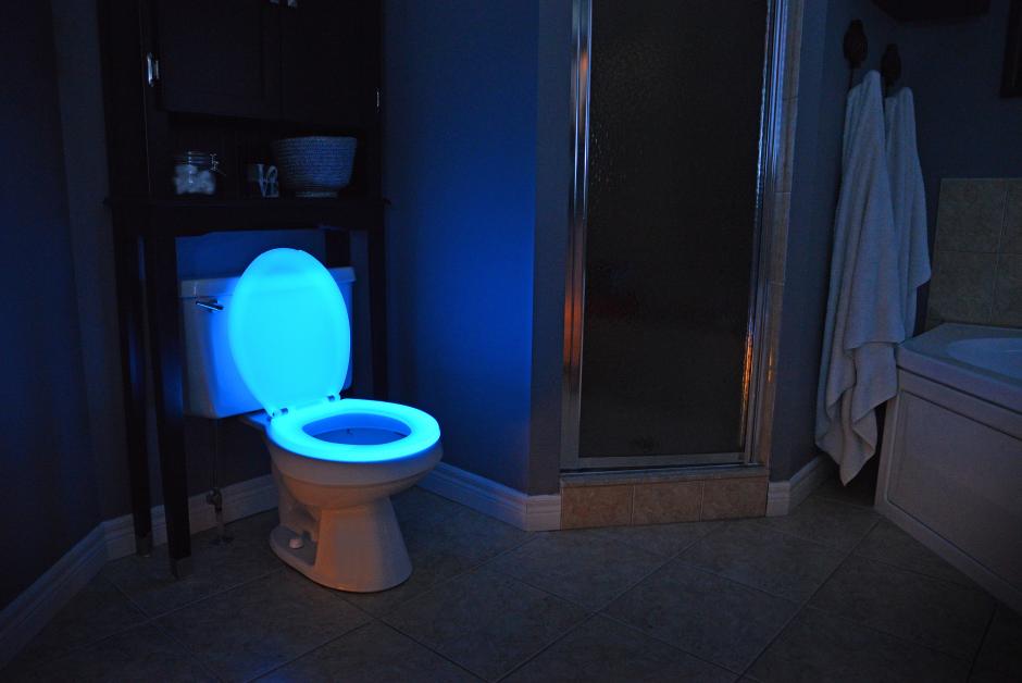 L’asse del wc si illumina al buio: rivoluzione in bagno