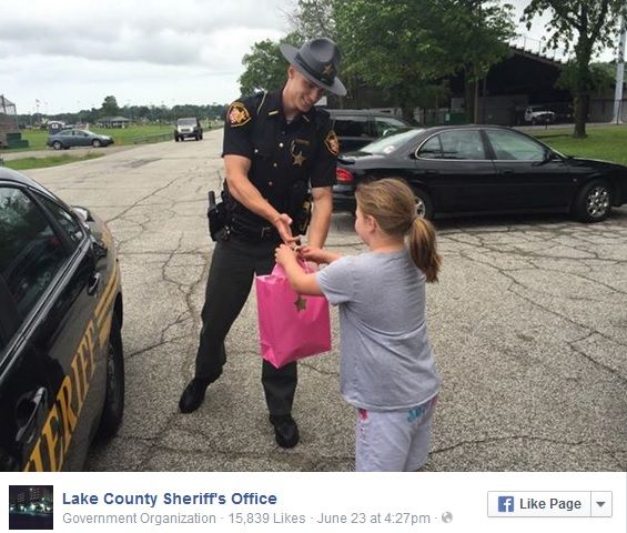 Poliziotto regala il suo tablet a una bimba per premiarla della sua generosità