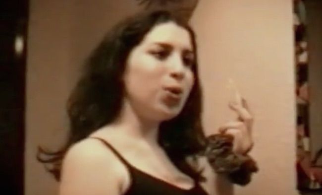 Amy Winehouse in un video a 14 anni canta ‘Happy Birthday’ per un’amica